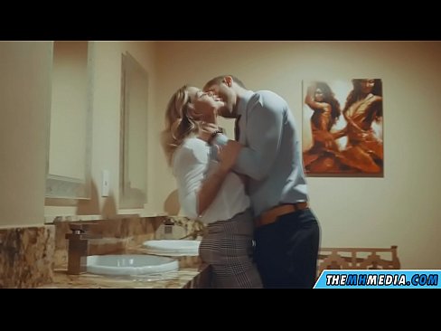 ❤️ Wanneer een rondborstige blondine je verleidt in een openbaar toilet Sex video at nl.goodseller.top